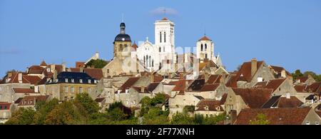 Frankreich, Yonne, Morvan Regional Natural Park, Vezelay, gekennzeichnet mit Les Plus Beaux Villages de France (die schönsten Dörfer Frankreichs), ein Halt auf dem Camino de Santiago, dem Hügel und der Basilika St. Marie Madeleine, die von der UNESCO zum Weltkulturerbe erklärt wurde Stockfoto