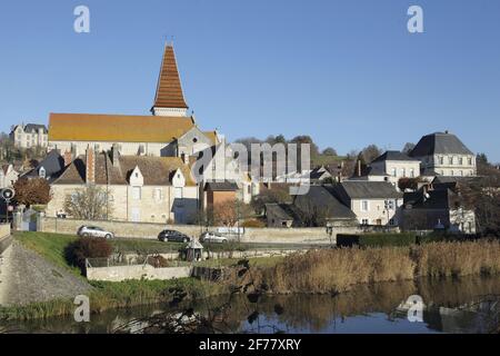 Frankreich, Indre et Loire, Loire-Tal die Saint-Pierre-Kirche, ehemalige Abteikirche im römisch-byzantinischen Stil, wurde von der UNESCO zum Weltkulturerbe Preuilly-sur-Claise ernannt und verfügt über einen einzigartigen Glockenturm in Touraine mit glasierten Burgunder Fliesen Stockfoto