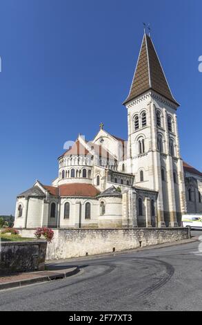 Frankreich, Indre et Loire, Loire-Tal die Saint-Pierre-Kirche, ehemalige Abteikirche im römisch-byzantinischen Stil, wurde von der UNESCO zum Weltkulturerbe Preuilly-sur-Claise ernannt und verfügt über einen einzigartigen Glockenturm in Touraine mit glasierten Burgunder Fliesen Stockfoto