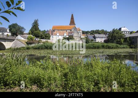 Frankreich, Indre et Loire, Loire-Tal die Saint-Pierre-Kirche, ehemalige Abteikirche im römisch-byzantinischen Stil, wurde von der UNESCO zum Weltkulturerbe Preuilly-sur-Claise ernannt und verfügt über einen einzigartigen Glockenturm in Touraine mit glasierten Burgunder Fliesen Stockfoto