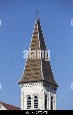 Frankreich, Indre et Loire, Loire-Tal die Saint-Pierre-Kirche, ehemalige Abteikirche im römisch-byzantinischen Stil, wurde von der UNESCO zum Weltkulturerbe Preuilly-sur-Claise ernannt und verfügt über einen einzigartigen Glockenturm in Touraine mit glasierten Burgunder Fliesen Stockfoto