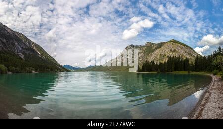 Panorama des Heiterwanger Sees in Tirol, Österreich im Sommer Stockfoto