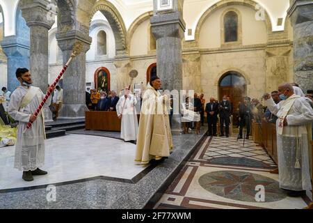 Mosul, Ninive, Irak. April 2021. Der irakische Priester predigt während der Ostermesse in der Großen Unbefleckten Kirche (al-Tahira-l-Kubra) in der Stadt Qaraqosh (Al-Hamdaniya), 30 Kilometer südöstlich der Stadt Mosul.Ostern gilt als der größte und größte christliche Feiertag, Es erinnert an die Auferstehung Christi von den Toten nach drei Tagen seiner Kreuzigung und seines Todes, wie im Neuen Testament geschrieben, in dem die große Fastenzeit, die gewöhnlich vierzig Tage dauert, endet. Während der Liturgie werden die Hymnen gesungen, Teile des Alten Testaments aus der Bibel rezitiert, die Hymnen des Halleluj Stockfoto