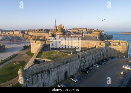 Frankreich, Ille et Vilaine, Cote d'Emeraude (Smaragdküste), Saint Malo, die ummauerte Stadt und die Festungswälle (Luftaufnahme) Stockfoto