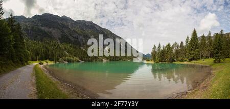 Panorama des Heiterwanger Sees in Tirol, Österreich im Sommer Stockfoto
