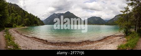 Panorama des berühmten Plansees in Tirol, Österreich im Sommer Stockfoto