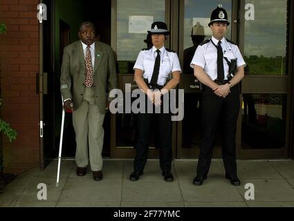 TODESFALL VON ERROL MCGOWAN JUNI 2001CLIFTON MCGOWAN VERLÄSST DAS TELFORD INQUEST Stockfoto