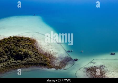 Frankreich, Savoie, vor dem Savoyer Land, dem See von Aiguebelette, schließen sich dem türkisfarbenen Wasser des Sees an Stockfoto