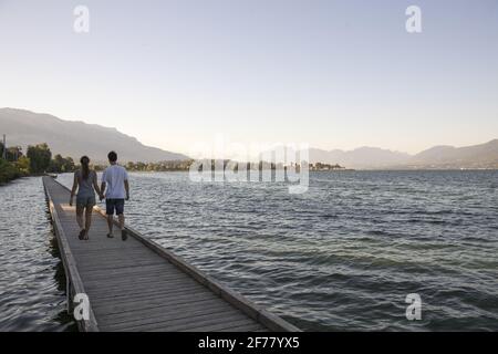 Frankreich, Savoie, Lac du Bourget, Aix les Bains, Riviera of the Alps, Auf dem Fussgängerweg über dem Wasser die 26 km lange Promenade beginnt in der Nähe des Grand Port von Aix les Bains und auf einem kleinen Weg entlang des Lac du Bourget wird auf den Erhalt der Flora und Fauna aufmerksam gemacht Stockfoto