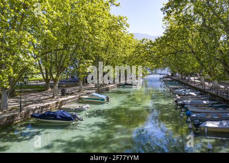 Frankreich, Haute Savoie, Annecy, Boote auf dem Vassé-Kanal und der Pont des Amours Stockfoto