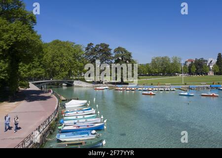 Frankreich, Haute Savoie, Annecy, Boote auf dem See, Pont des Amours und die Esplanade du Paquier (Luftaufnahme) Stockfoto