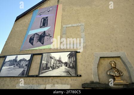 Frankreich, Jura, Arbois, Büste von Louis Pasteur vor der Kirche Saint Just, alte Fotos, Fresko der Kristalle Stockfoto