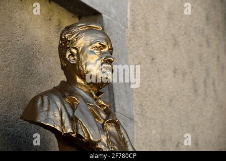 Frankreich, Jura, Arbois, Büste von Louis Pasteur vor der Kirche Saint Just Stockfoto