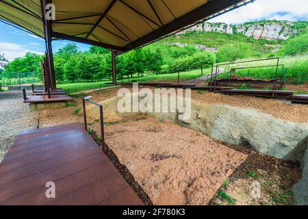 Frankreich, Saône-et-Loire (71), Solutré-Pouilly, le Musée départemental de Préhistoire, jardin archéologique et botanique, Moulage de Coué stratigraphique (contacter avant toute Utilization : s.quertelet@cg71.fr : museesolutre@cg71.fr/ / Frankreich, Saône-et-Loire, Solutre-Pouilly, Departmental Museum of Prehistory, archäologischer und botanischer Garten, stratigrafische Querschnitte Stockfoto