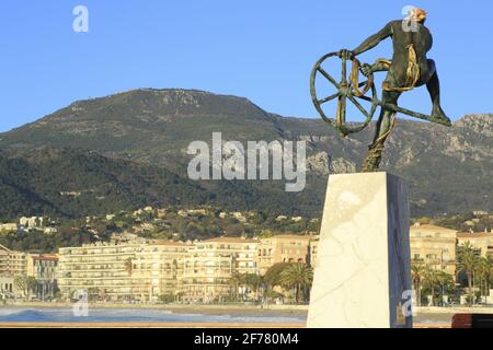Frankreich, Alpes Maritimes, Menton, Fossan Strand mit einer Skulptur von Ulysses von Anna Chromy im Vordergrund Stockfoto