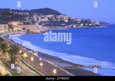 Frankreich, Alpes Maritimes, Nizza, Blick bei Einbruch der Dunkelheit auf die Baie des Anges mit dem Burghügel, dem Leuchtturm, der Cap de Nice und im Hintergrund dem Leuchtturm der Cap Ferrat Stockfoto