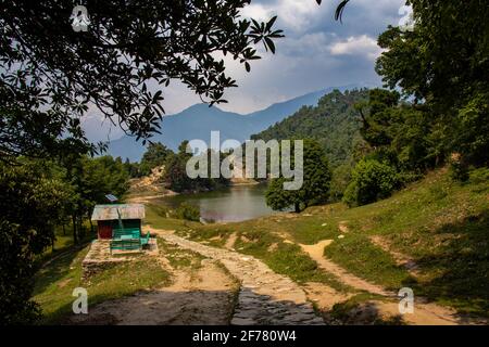 Schöne Landschaft des Deoriatal See Uttrakhand Indien. Es ist eine berühmte Touristenattraktion in der Nähe von Chopta. Stockfoto