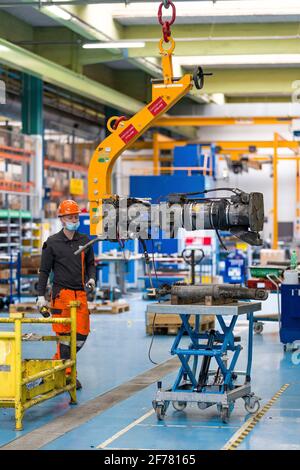 Frankreich, Indre et Loire, Saint-Pierre-des-Corps, SNCF Technicenter, das Industrietechnikcenter von Saint-Pierre-des-Corps, ist spezialisiert auf die komplette Renovierung von S-Bahnen in der Region Île de France, die ihre Lebensdauer verdoppelt, 650 Mitarbeiter aus rund 40 Gewerken arbeiten auf diesem 14 ha großen Gelände, TGV-Duplex-Kupplung wird wieder zusammengebaut Stockfoto