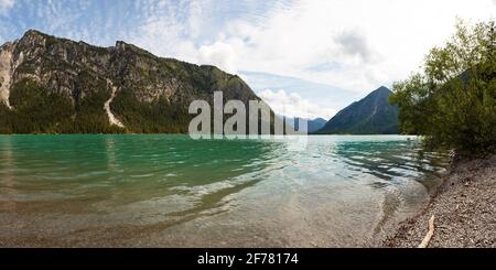 Panorama des Heiterwanger Sees in Tirol, Österreich im Sommer Stockfoto