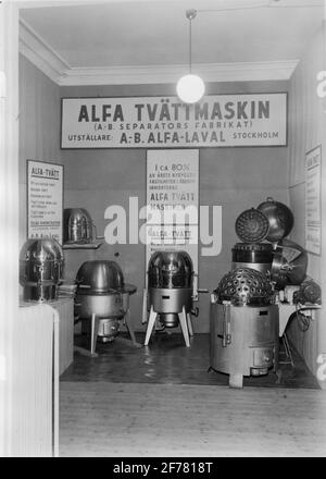Bau- und Wohnausstellung in Örebro im Jahr 1937. Alfa Waschmaschine. Monter für ab Alfa Laval Waschmaschinen. Stockfoto
