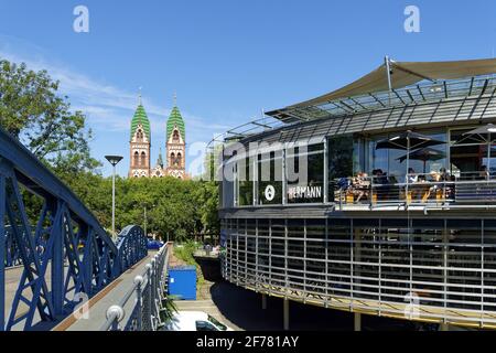 Deutschland, Baden Württemberg, Freiburg im Breisgau, die blaue Brücke (Wiwili-Brücke), die Herz Jesu kirche und die Fahrradstation Mobile am Hauptbahnhof Stockfoto