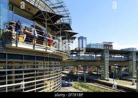 Deutschland, Baden Württemberg, Freiburg im Breisgau, die Fahrradstation Mobile und der Hauptbahnhof Stockfoto