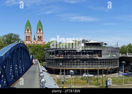 Deutschland, Baden Württemberg, Freiburg im Breisgau, die blaue Brücke (Wiwili-Brücke), die Herz Jesu kirche und die Fahrradstation Mobile am Hauptbahnhof Stockfoto