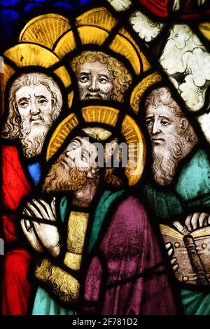 Deutschland, Baden Württemberg, Freiburg im Breisgau, Augustinermuseum, Teil einer Darstellung des Jüngsten Gerichts: Johannes der Täufer und Apostel Glasmalerei, ca. 1430 Stockfoto