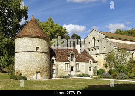 Frankreich, Cote d'Or, Marmagne, die zisterzienserabtei von Fontenay, die von der UNESCO zum Weltkulturerbe erklärt wurde, das Dovecote-Gebäude und die Abteikirche Stockfoto
