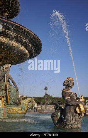 Frankreich, Paris, von der UNESCO als Weltkulturerbe eingestufte Gegend, Place de la Concorde, der Wasserbrunnen von Jacques Hittorff Stockfoto