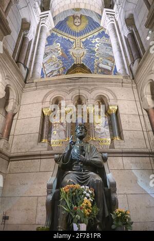 Frankreich, Paris, Montmartre, Basilika Sacre Coeur, Statue des heiligen Petrus, Nachbildung des Petersdoms in Rom Stockfoto