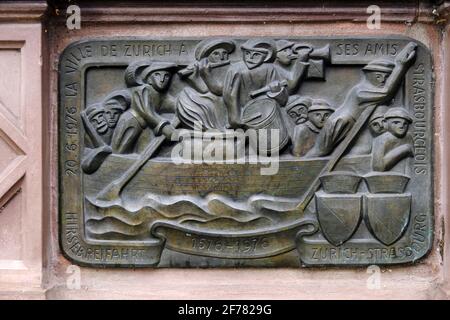 Frankreich, Bas Rhin, Straßburg, Place du Pont Aux Chats, Brunnen des Zürcher Volkes, in Erinnerung an das Epos der Schweizer im Jahr 1576, Platte Stockfoto