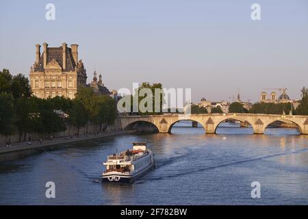 Frankreich, Paris, von der UNESCO zum Weltkulturerbe erklärt, die Carrousel-Brücke, das Louvre-Museum und die Kathedrale Notre Dame Stockfoto