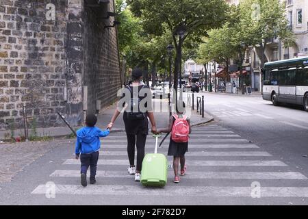 Frankreich, Paris, Bezirk Saint Lambert, rue de Vouille, afrikanisch stammende Frau und ihre beiden Kinder Stockfoto