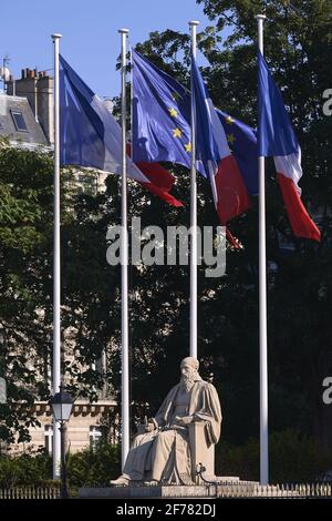 Frankreich, Paris, von der UNESCO zum Weltkulturerbe erklärt, Palais Bourbon, Sitz der französischen Nationalversammlung seit 1889, Statue des Kanzlers Michel de L'Hospital Stockfoto