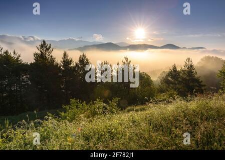 Saldes-Tal (Berguedà) bei einem Sommersonnenaufgang mit Nebel, von Maçaners (Provinz Barcelona, Katalonien, Spanien, Pyrenäen) aus gesehen ESP: Amanecer al Berguedà Stockfoto