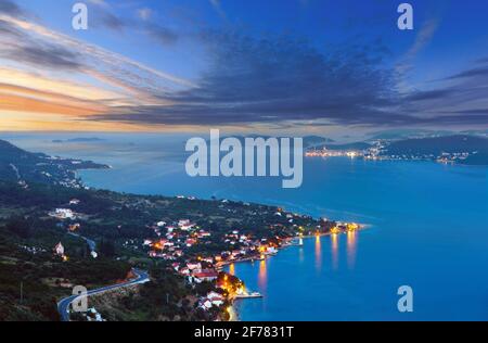 Nacht Sommer kroatischen Peljesac Halbinsel (Viganj, Kroatien) Küste und Korcula Dorf und Insel in weit. Stockfoto