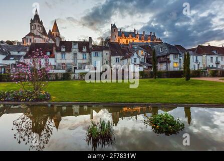 Königliche Stadt Loches (Frankreich) Frühling Nachtansicht. Wurde im 9. Jahrhundert errichtet. Stockfoto