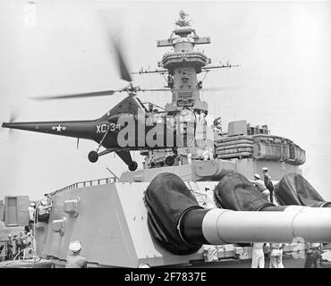 USS Missouri (BB-63) Sikorsky HO3S-1 Hubschrauber Landung auf dem vorderen 16-Zoll-Geschützturm, während der Midshipmen-Kreuzfahrt 1948. Wachposten, Schiffszeitungen und Personal wurden per Hubschrauber ausgetauscht, während das Kreuzfahrtgeschwader der Midshipmen auf See war. Die meisten Umschreibungen wurden durch schwebende Pick-up gemacht. Der Vorwärtsturm wurde als Landeplattform verwendet, da die Wasserflugzeugabstürme auf der Fantane des Schiffes den Betrieb von Hubschraubern dort verhinderten. Das Foto wurde am 13. September 1948 eingereicht. Offizielles US-Navy-Foto Stockfoto