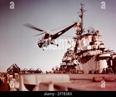 USS Kearsarge (CV-33) Sikorsky HO3S-1 Hubschrauber im Flug über das Deck des Flugzeugträgers, während der Operation Frigid, November 1948. Offizielles US-Navy-Foto Stockfoto