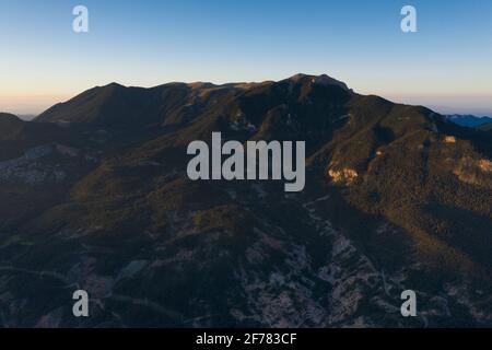 Serra d'Ensija Luftaufnahme bei einem Sommeraufgang (Provinz Barcelona, Katalonien, Spanien, Pyrenäen) ESP: Vista aérea de la Serra d'Ensija al amanecer Stockfoto