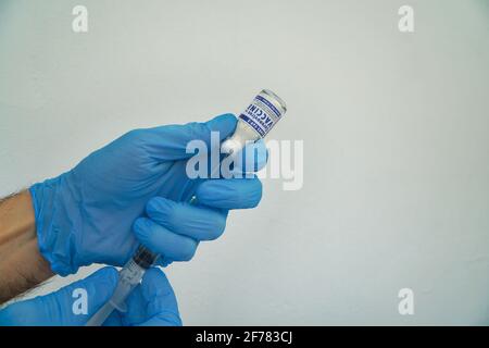 Arzt, der einen nCoV-Coronavirus-Impfstoff vorbereitet, um einen Patienten für die Covid-19-Krankheit zu injizieren. Impfung, Gesundheit, Impfkonzept. Stockfoto