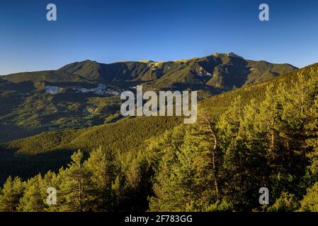 Serra d'Ensija Nordwand bei einem Sommeraufgang vom Aussichtspunkt Mirador de Gresolet aus gesehen (Provinz Barcelona, Katalonien, Spanien, Pyrenäen) Stockfoto