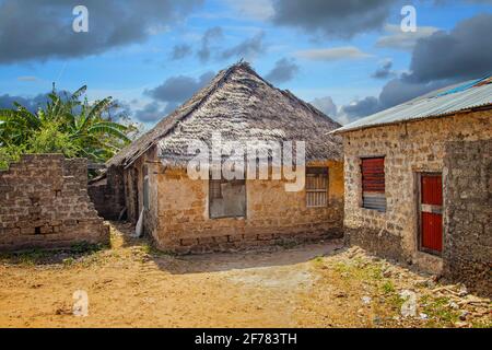 Typische Steinhäuser in einem afrikanischen Dorf auf der Insel Wasini. Es ist ein kleines Dorf in Kenia. Stockfoto