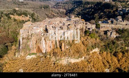Luftaufnahme von Calcata, Italien. Die mittelalterliche Stadt liegt auf einer vulkanischen Klippe, in der Nähe des Flusses Treja in der Provinz Viterbo. Stockfoto