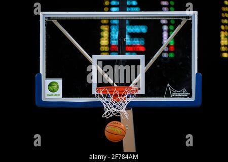 Karlsruhe, Deutschland. April 2021. Die Kugel fällt durch das Netz auf den Korb. GES/Basketball/ProA: PSK Lions - Gladiators Trier, 04/05/2021 - zur weltweiten Nutzung Quelle: dpa/Alamy Live News Stockfoto