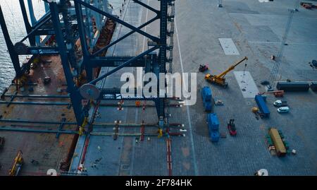 Versand von Kränen über Meer nach Europa und Schweden . Hochwertige Fotos Stockfoto