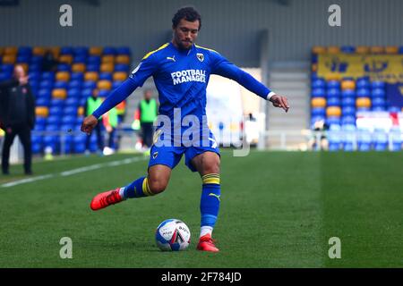 LONDON, GROSSBRITANNIEN. 5. APRIL: Cheye Alexander vom AFC Wimbledon kontrolliert den Ball während des Spiels der Sky Bet League 1 zwischen AFC Wimbledon und Fleetwood Town in der Plough Lane, Wimbledon, London am Montag, 5. April 2021. (Quelle: Federico Maranesi) Quelle: MI News & Sport /Alamy Live News Stockfoto