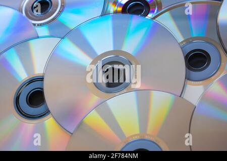 Ein Stapel von mehreren CDs mit der silbernen Seite nach oben (unten nach oben/auf dem Kopf). CDs sind ein veraltetes digitales optisches Speicherformat Stockfoto