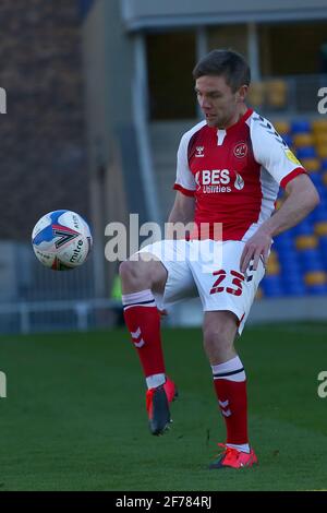 LONDON, GROSSBRITANNIEN. 5. APRIL: Sam Finley von Fleetwood Town kontrolliert den Ball während des Spiels der Sky Bet League 1 zwischen AFC Wimbledon und Fleetwood Town in Plough Lane, Wimbledon, London am Montag, 5. April 2021. (Quelle: Federico Maranesi) Quelle: MI News & Sport /Alamy Live News Stockfoto